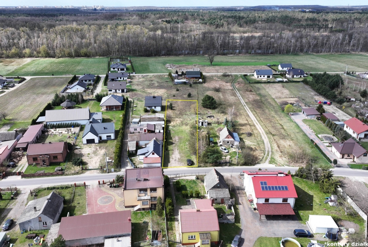 Działka o powierzchni 1479 m² w Rudzicy, gmina Kramsk, z dostępem do mediów i asfaltowej drogi.